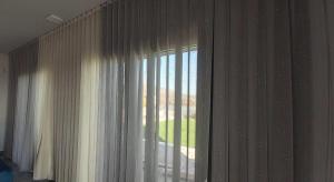 Vertical Wave Curtain σε σαλόνι με δυχρωμία